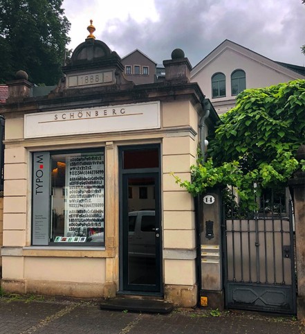 Entrée »Schönberg« vor der »Villa Theodora«, Grundstraße 14.